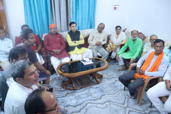 फोटो सांसद मन की बात सुनते