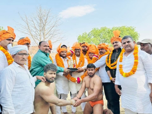 कुश्ती प्रतियोगिता में पहलवानों का हाथ मिलवाते राज्य मंत्री गिरीश चंद्र यादव कुश्ती प्रतियोगिता में पहलवानों का हाथ मिलवाते राज्य मंत्री गिरीश चंद्र यादव