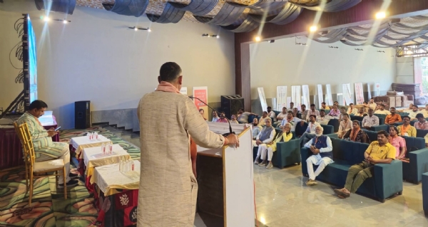 सीबीगंज मंडल के प्रशिक्षण वर्ग में बूथ प्रबंधन पर कार्यकर्ताओं को संबोधित करते मुख्य वक्ता राजेंद्र भंडारी।