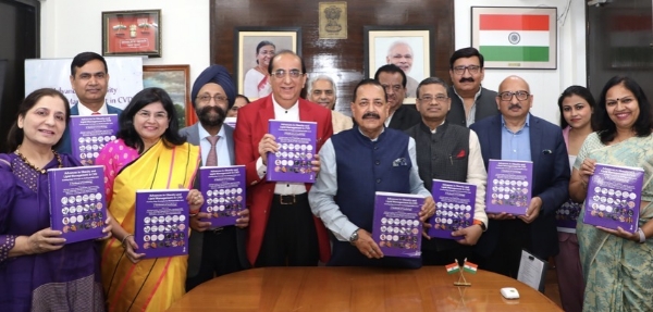 नई दिल्ली में आयोजित कार्यक्रम में केंद्रीय मंत्री डॉ. जितेन्द्र सिंह हृदय रोग विज्ञान पर आधारित पुस्तक का विमोचन करते हुए।