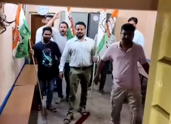 कांग्रेस प्रत्याशी को लेकर विरोध प्रदर्शन करते हुए