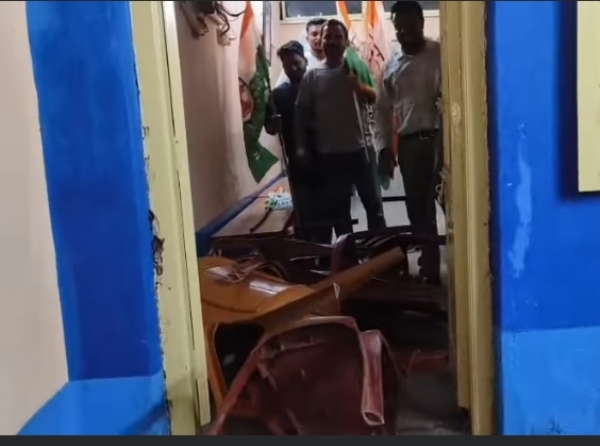 कांग्रेस प्रत्याशी को लेकर विरोध प्रदर्शन करते हुए