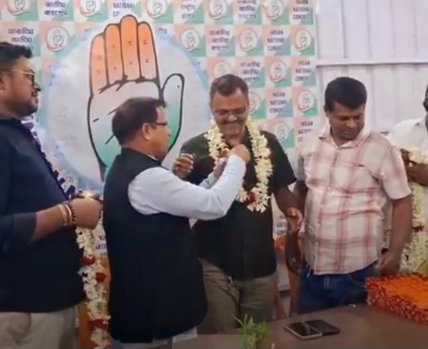 कांग्रेस और उम्मीदवार को बधाई देते नेता