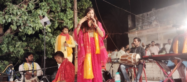 देवी जागरण में गीत प्रस्तुत करती पिंकी मिश्रा व अन्य।