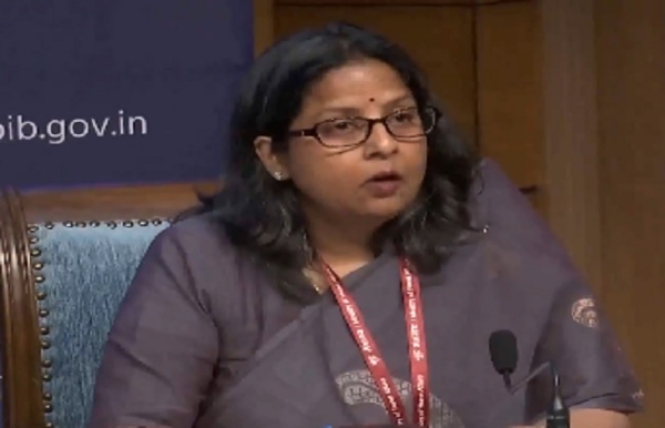 अंतर मंत्रालयी प्रेसवार्ता को संबोधित करते हुए रणधीर जायसवाल, सुजाता शर्मा और अन्य