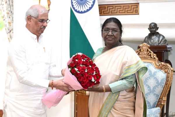 राष्ट्रपति द्रौपदी मुर्मु के साथ केरल के राज्यपाल राजेंद्र विश्वनाथ अर्लेकर।