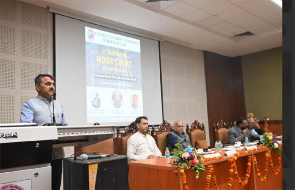 मूट कोर्ट प्रतियोगिता में संबोधन करते हुए प्रो देविंदर सिंह।