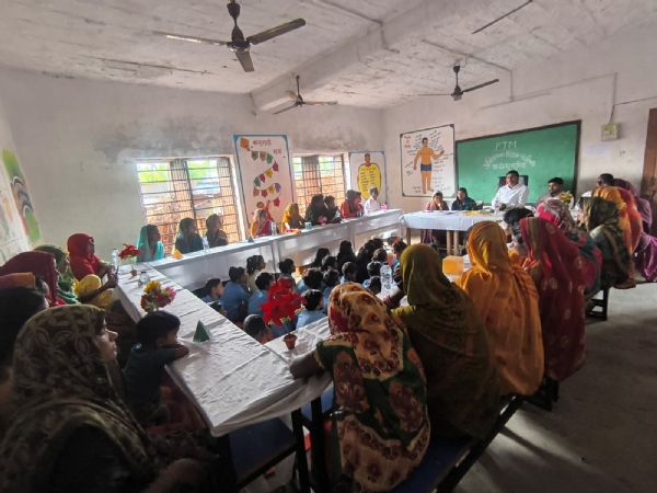 अररिया फोटो:स्कूल में मीटिंग