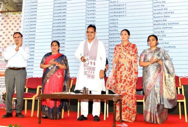 राशि डीबीटी के माध्यम से बैंक खातों में हस्तांतरित की।