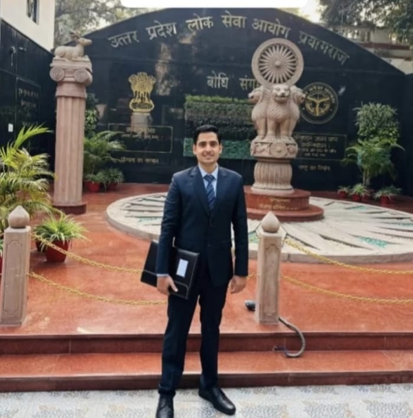 पीसीएस परीक्षा में 10वीं रैंक लाने वाले आयुष पांडे की फोटो