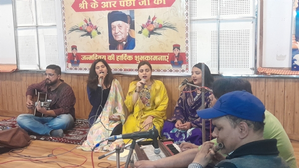 कार्यक्रम प्रस्तुत करते हुए संगीत सदन के कलाकार।