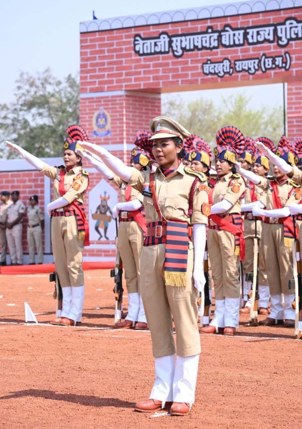 मुख्यमंत्री साय राज्य पुलिस अकादमी में आयोजित उप निरीक्षक संवर्ग के दीक्षांत समारोह में