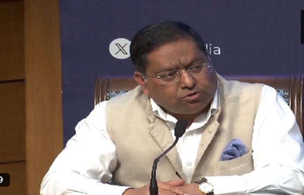 अंतर मंत्रालयी प्रेसवार्ता को संबोधित करते हुए रणधीर जायसवाल, सुजाता शर्मा और अन्य