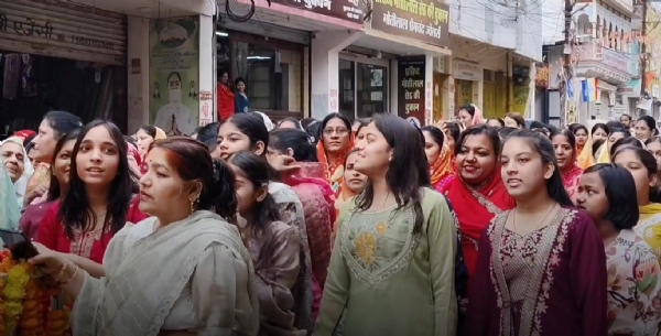 बरघोड़ा शोभायात्रा में शामिल हुए जैन समाज की महिलाएं व युवतियां बच्चियां।