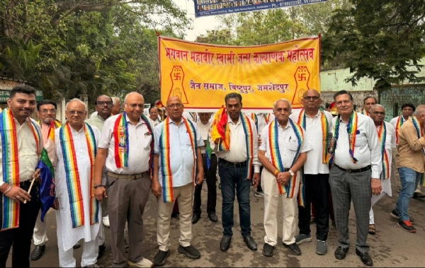 महावीर जयंती पर निकाली गई शोभायात्रा का स्वागत करते सरयू राय और फलाहार वितरण