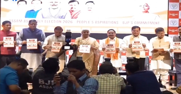 असम प्रदेश भाजपा मुख्यालय में असम विधानसभा चुनाव के लिए संकल्प पत्र जारी करतीं केंद्रीय मंत्री निर्मला सीतारमन। साथ में अन्य नेतागण