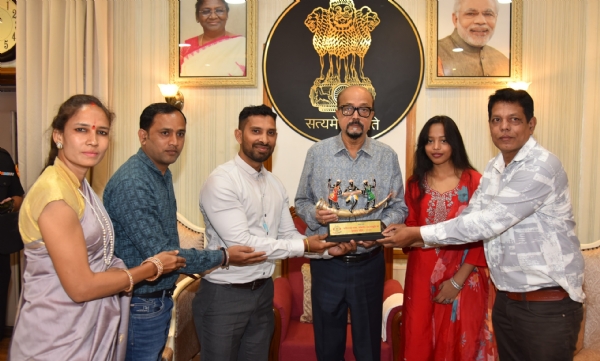 लोक भवन में रेडियो संगवारी की टीम राज्यपाल रमेन डेका से सौजन्य मुलाकात करते हुए