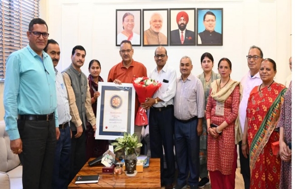 रेशम विभाग  स्कोच अवार्ड कृषि मंत्री को समर्पित करते हुए।