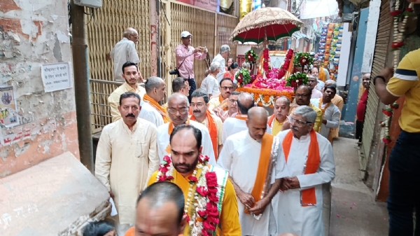 गोपाल मंदिर से निकली भव्य शोभायात्रा