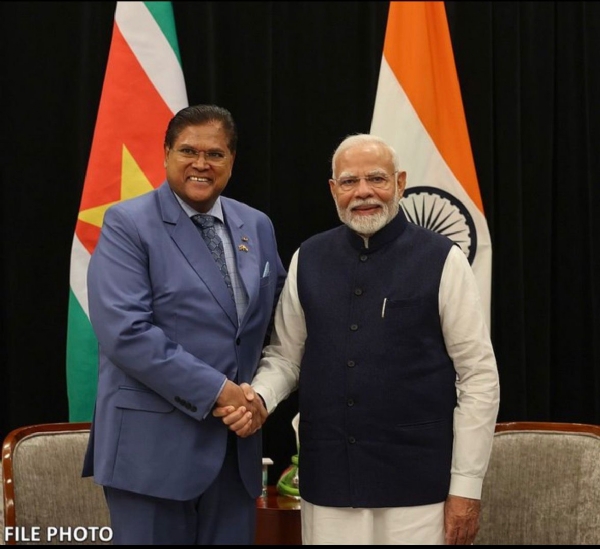 प्रधानमंत्री नरेन्द्र मोदी सूरीनाम के पूर्व राष्ट्रपति चंद्रिका प्रसाद संतोखी के साथ  मुलाकात के दौरान।