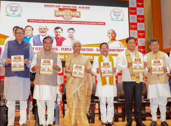 प्रदेश भाजपा मुख्यालय में असमिया परिधान “मेखला चादर” पहन भाजपा के संकल्प पत्र का विमोचन करतीं केंद्रीय वित्त मंत्री निर्मला सीतारमण