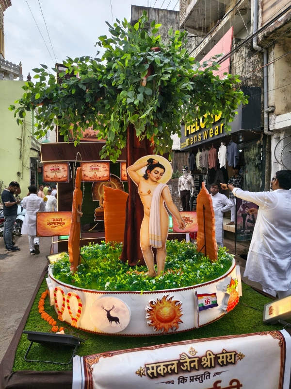 बरघोड़ा शोभायात्रा में शामिल आकर्षक झांकी।