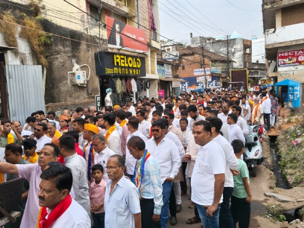 बरघोड़ा शोभायात्रा में शामिल हुए जैन समाज।