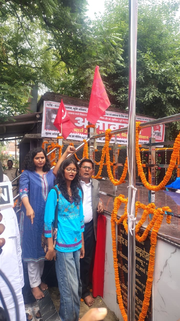 बिंदुसार गांव स्थित चंद्रशेखर की स्मृति स्थल पर श्रद्धांजलि देते छात्र नेता एवं अन्य