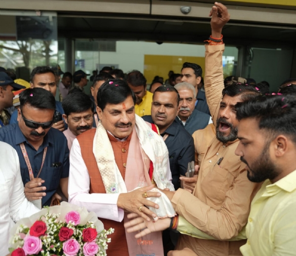 वाराणसी एयरपोर्ट पर मध्यप्रदेश के सीएम