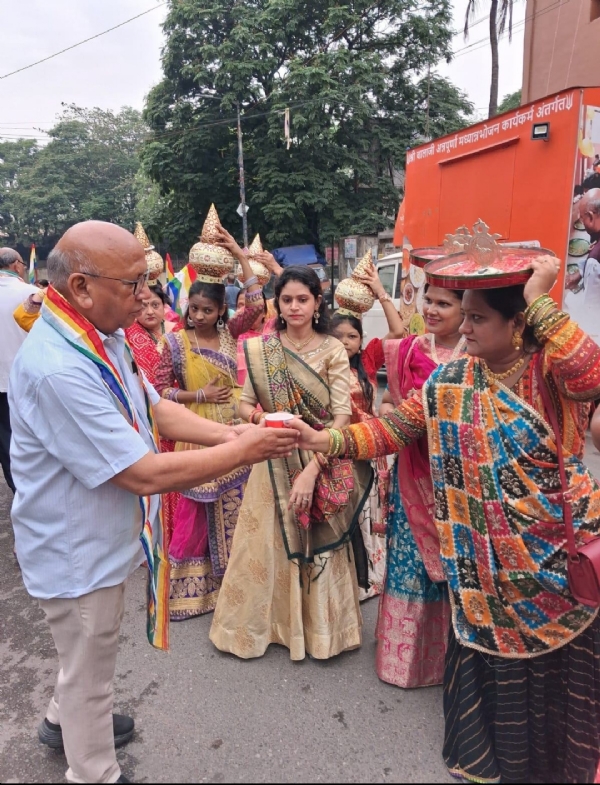 महावीर जयंती पर निकाली गई शोभायात्रा का स्वागत करते सरयू राय और फलाहार वितरण