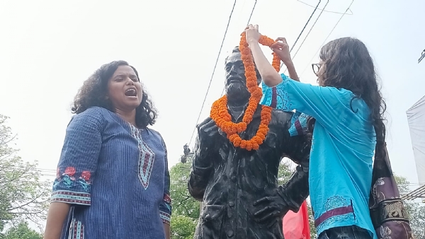 गोपालगंज मोड़ पर चंद्रशेखर की प्रतिमा पर माल्यार्पण करते छात्र नेता