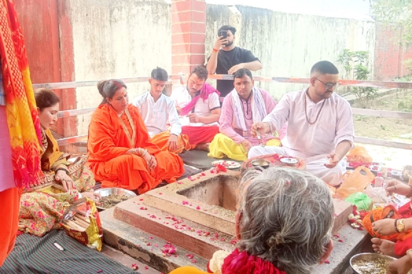 पट्टाभिषेक के दौरान संत