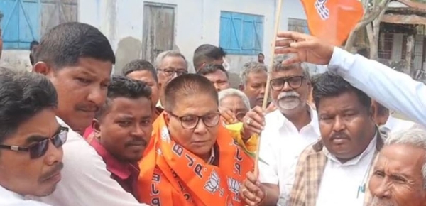 बीजेपी उम्मीदवार दधिराम रॉय के हाथों से पार्टी का झंडा थामते जयंत कुमार राय