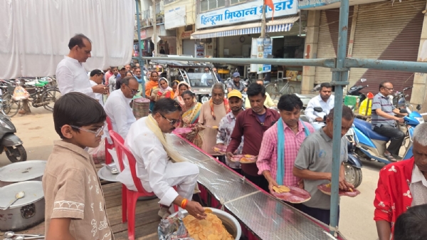 जैन समाज द्वारा मकई चौक के पास किया गया प्रसादी वितरण।