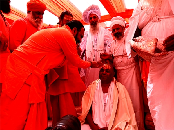करौली शंकर महाराज का पट्टाभिषेक करते हुए