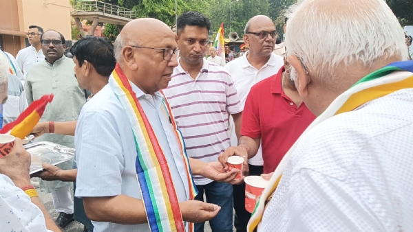 महावीर जयंती पर निकाली गई शोभायात्रा का स्वागत करते सरयू राय और फलाहार वितरण