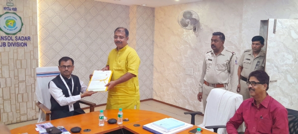 नामांकन जमा देते कृष्णेंदु मुखर्जी