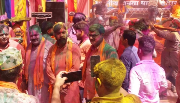 होली मिलन समारोह की तस्वीर होली मिलन समारोह की तस्वीर