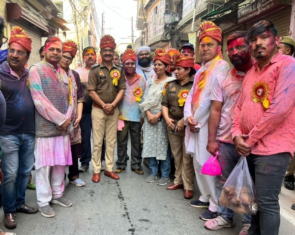 होली शोभायात्रा के दौरान देवी देवताओं की प्रतिमाओं के साथ उपस्थित लोग होली शोभायात्रा के दौरान देवी देवताओं की प्रतिमाओं के साथ उपस्थित लोग