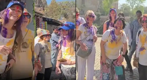 खजुराहो में विदेशी मेहमान होली खेलते हुए