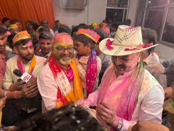 जश्न मनाते हाेली के रंग में रगे लाेग।