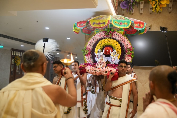 पालकी में ठाकुरजी काे विराजमान कर पालकी में ठाकुरजी काे विराजमान कर