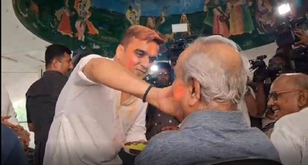 ડેપ્યુટી CM હર્ષ સંઘવીએ વૃદ્ધાશ્રમમાં ધૂળેટી ઉજવી