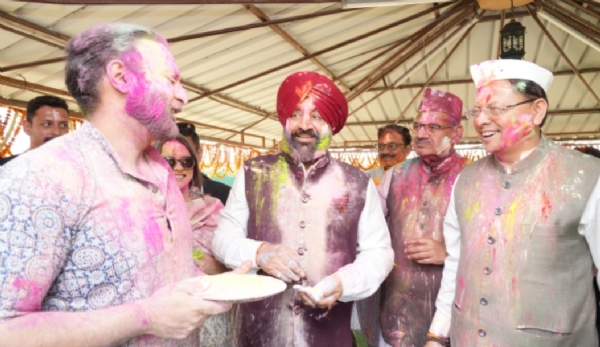 देहरादून स्थित लोक भवन में आयोजित होली मिलन कार्यक्रम के दौरान गुरमीत सिंह और मुख्यमंत्री पुष्कर  सिंह धामी।