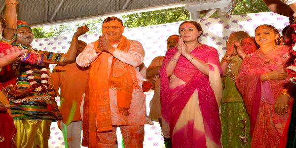मुख्यमंत्री भजनलाल शर्मा सामान्य जनैः सह समाचरत् होलीम्
