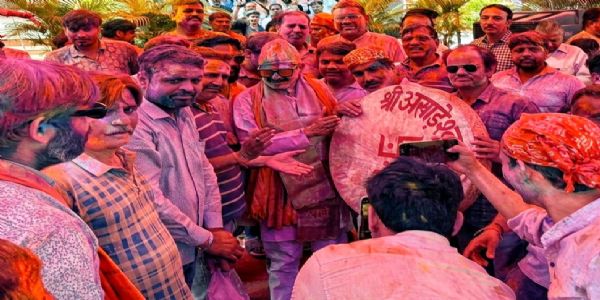 समरस होल्याः रंगैः सजीवं सिविल लाइंसस्थलम् : लोकस्वरैः अनृत्यन् जनप्रतिनिधयो नागरिकाश्च