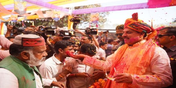 होली–उत्सवः प्रत्येकस्मिन् प्राङ्गणे सुख–शान्ति–समृद्धेः नूतनान् रङ्गान् वितनोतु — मुख्यमन्त्री डॉ.यादवः