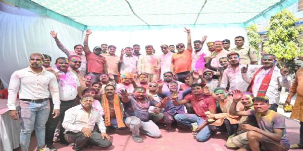 मंत्री लखन लाल देवांगनः कार्यकर्तृभिः नगरवासिभिः सह समाचरिता होली