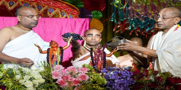 संकीर्तनम् आत्मानं शुद्धं कृत्वा तं भगवतः प्रेमाभक्त्या सह संयोजयति - चञ्चलापतिदासः