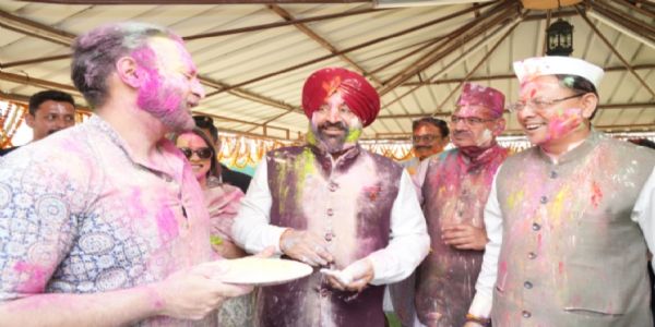 लोक–भवने हर्षोल्लासेन होली–उत्सवः समायोजितः